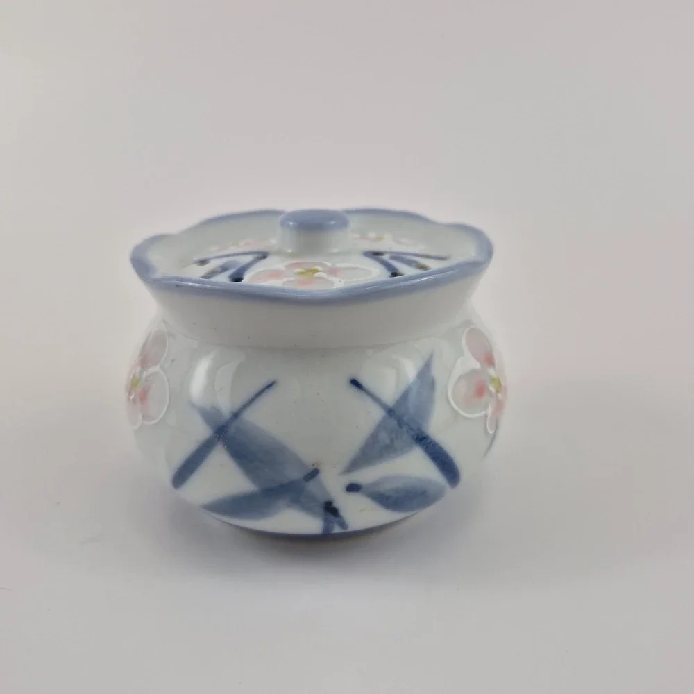 Vintage Blue White Floral Ceramic Potpourri Jar Scalloped Vented Lid 2.5 Inch